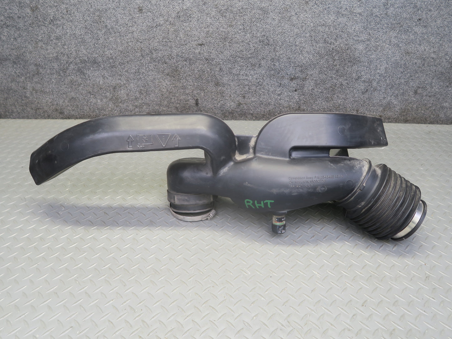 2003-2007 Hummer H2 6.0L Air Intake Cleaner Box Resonator Tube Pipe 15059739