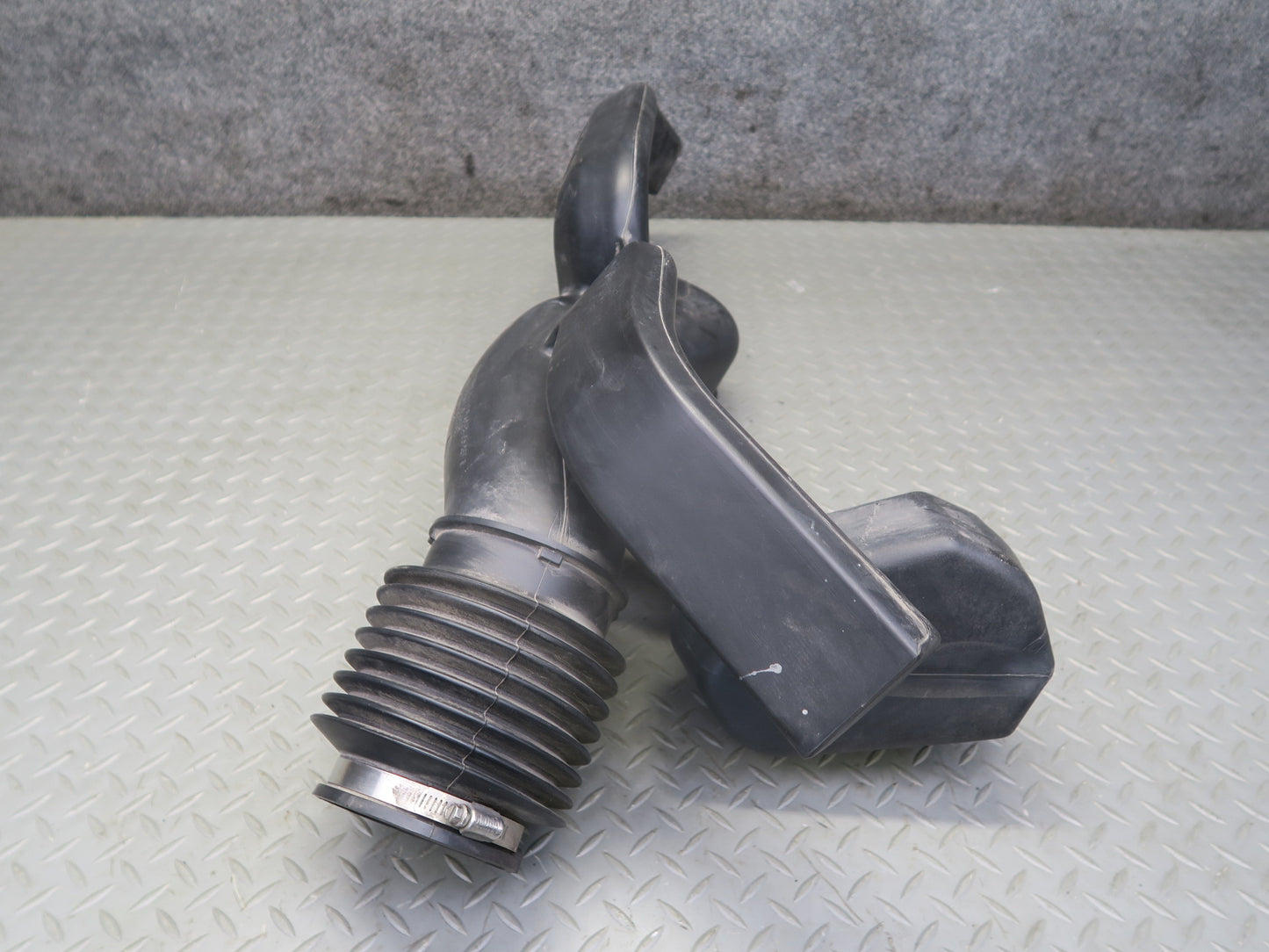 2003-2007 Hummer H2 6.0L Air Intake Cleaner Box Resonator Tube Pipe 15059739