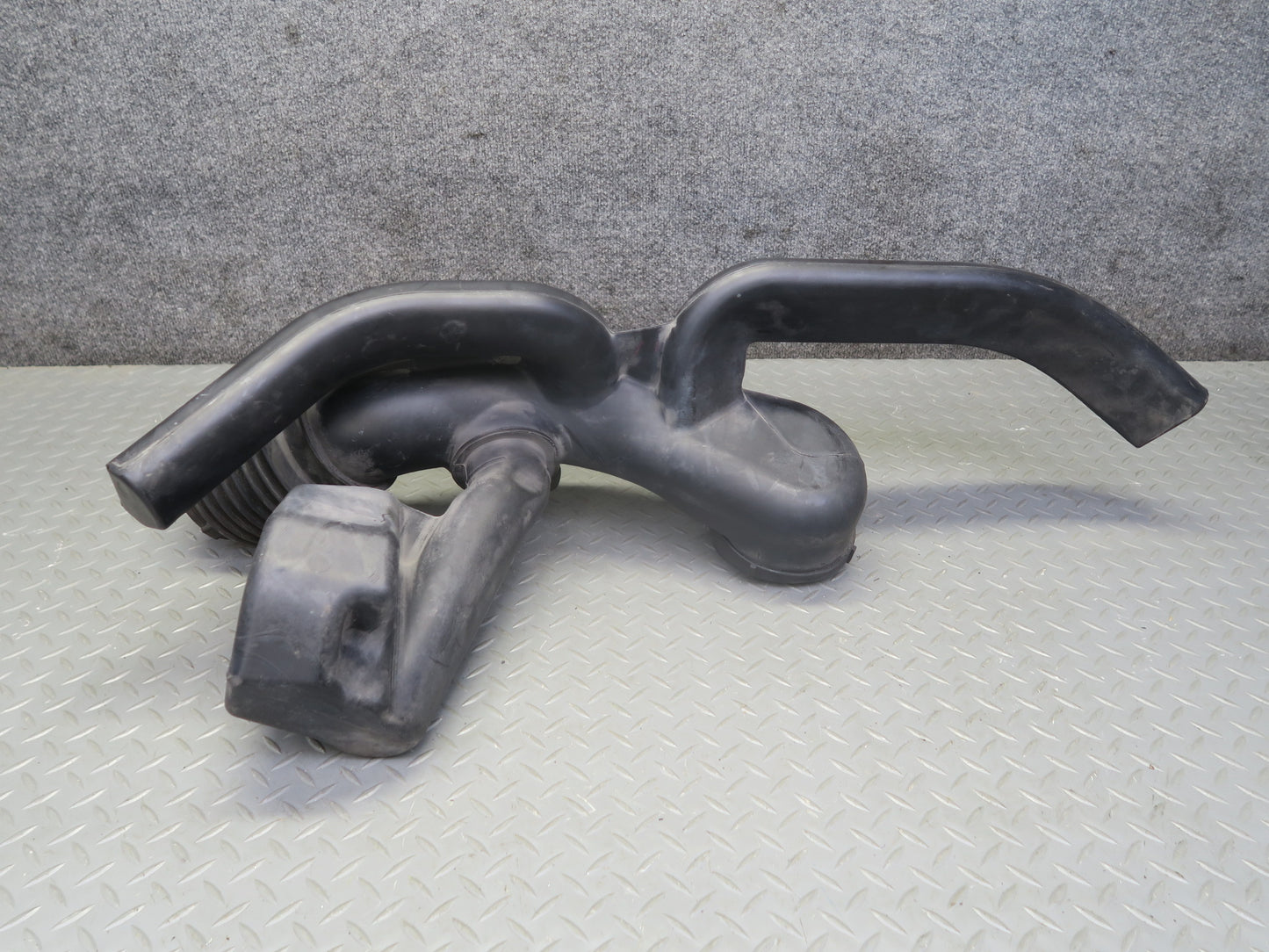 2003-2007 Hummer H2 6.0L Air Intake Cleaner Box Resonator Tube Pipe 15059739