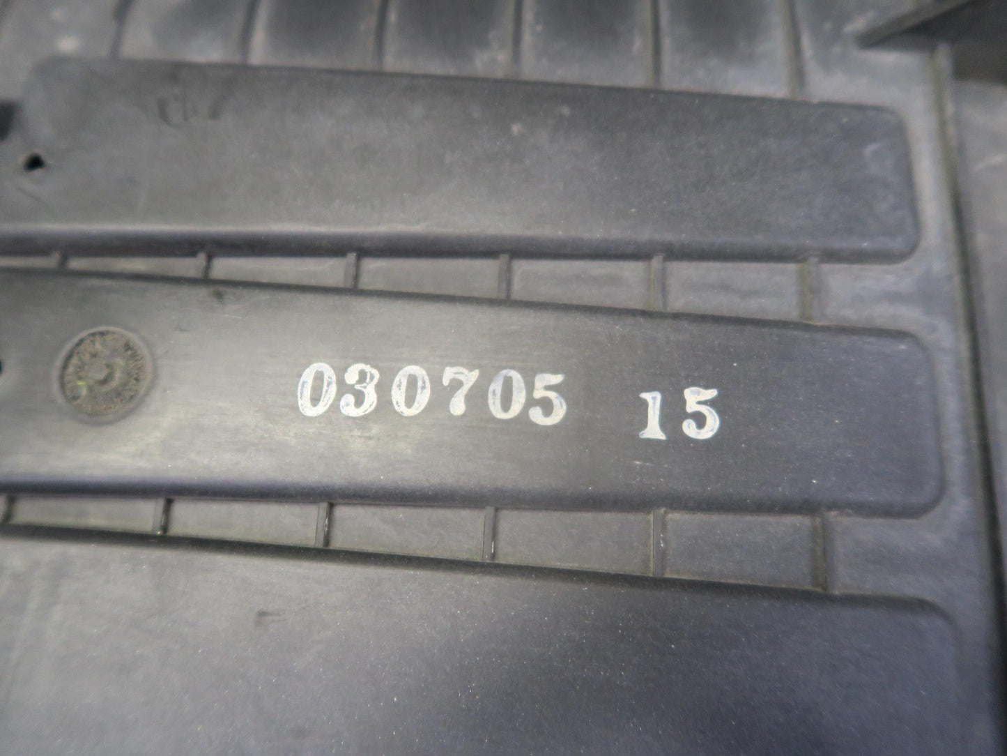 2003-2007 Hummer H2 6.0L Air Intake Cleaner Filter Box Housing