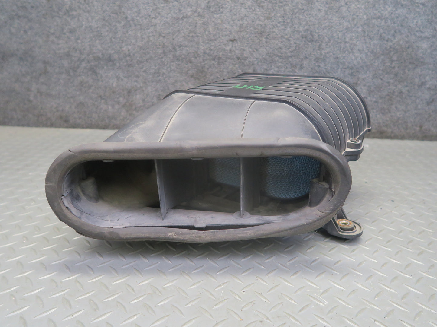 2003-2007 Hummer H2 6.0L Air Intake Cleaner Filter Box Housing
