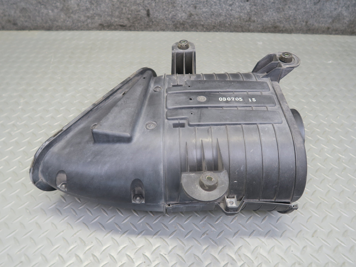 2003-2007 Hummer H2 6.0L Air Intake Cleaner Filter Box Housing