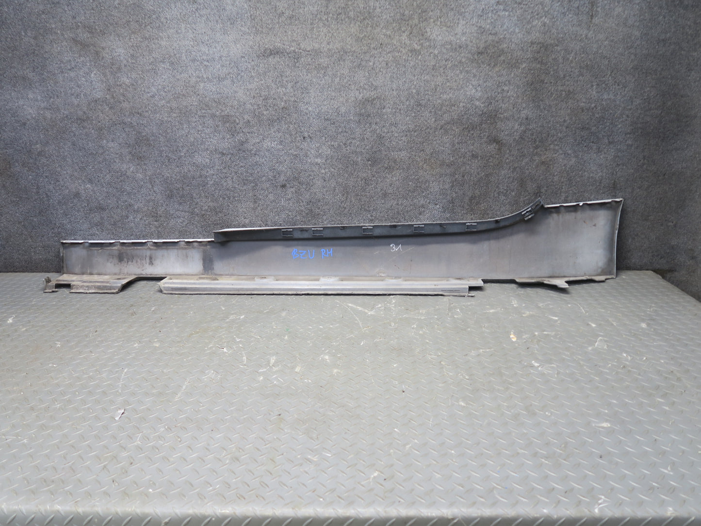 09-16 BMW E89 Z4 Set of 2 Left & Right Side Skirt Rocker Panel Molding OEM