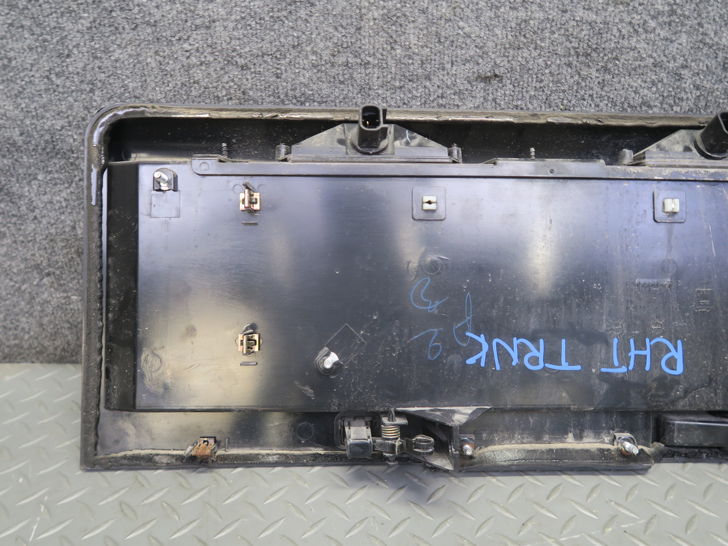 2003-2005 Hummer H2 Rear Trunk Lid Liftgate License Plate Panel W/ Handle