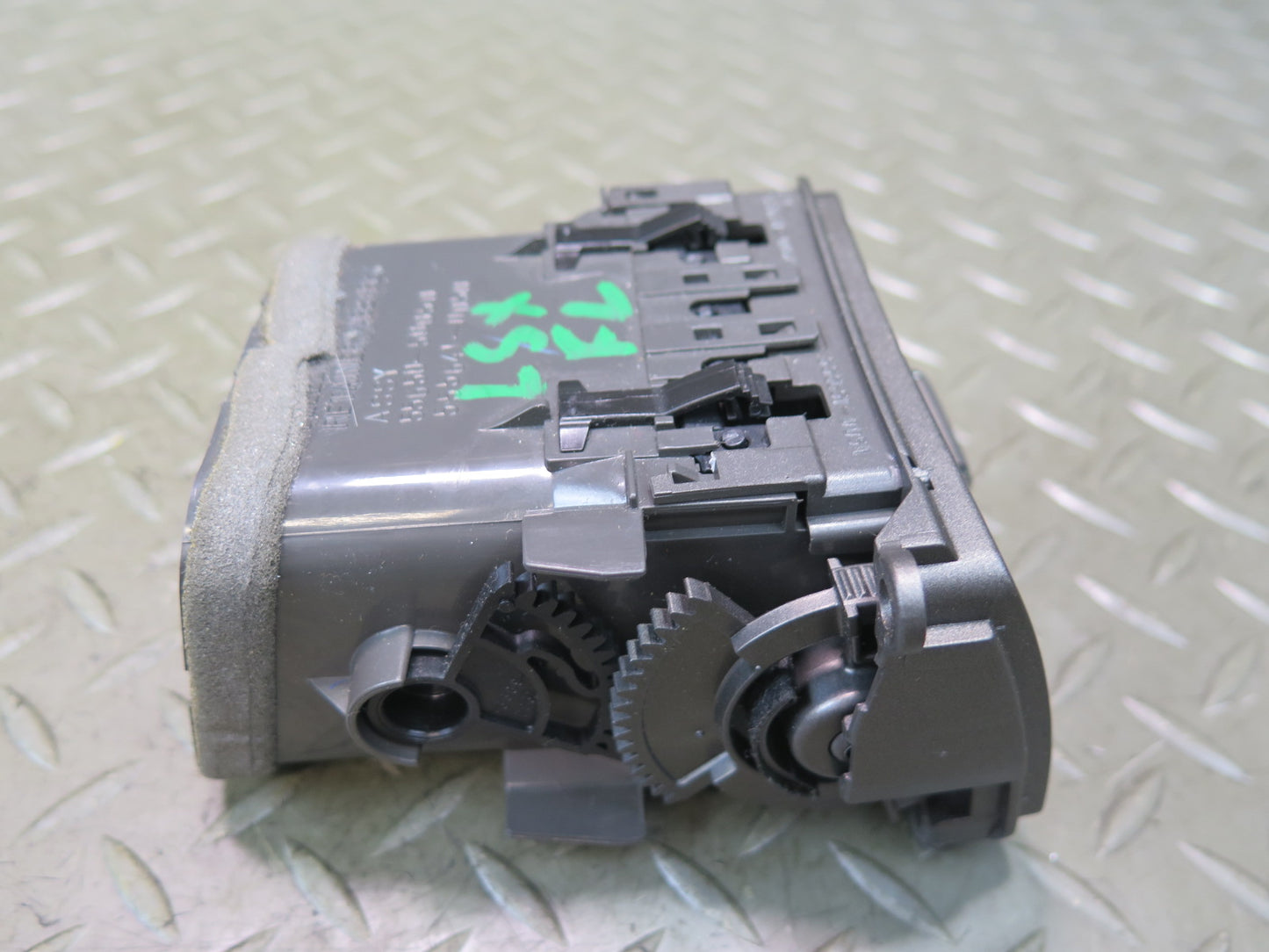 01-06 Lexus UCF30L LS430 Dash Front Left A/C Air Vent 55650-50050 OEM