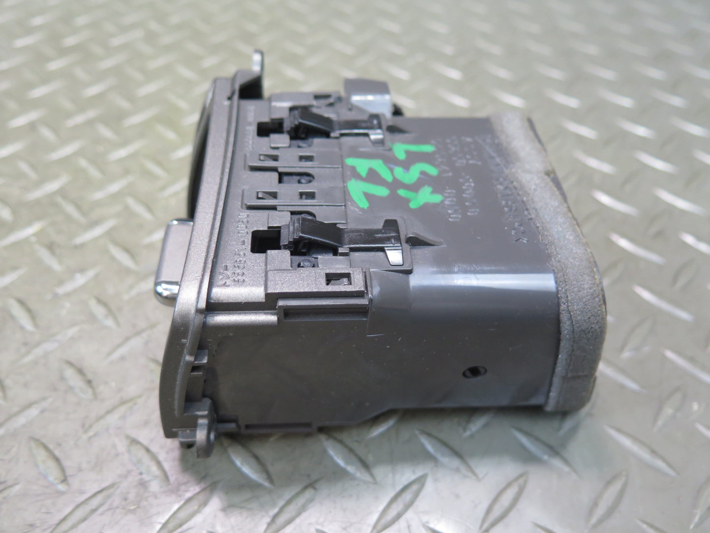01-06 Lexus UCF30L LS430 Dash Front Left A/C Air Vent 55650-50050 OEM