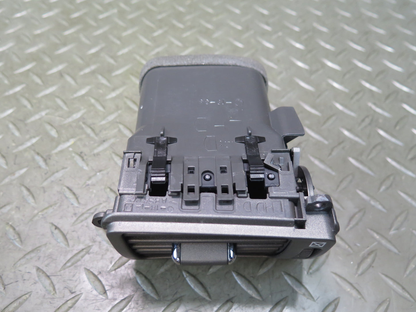 01-06 Lexus UCF30L LS430 Dash Front Left A/C Air Vent 55650-50050 OEM
