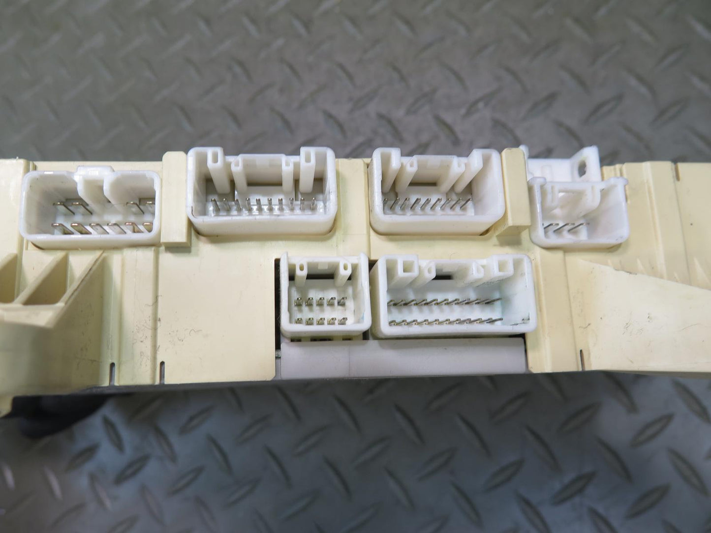 01-03 Lexus UCF30L LS430 Dash Front Left Fuse Relay Box Module 82730-50081 OEM