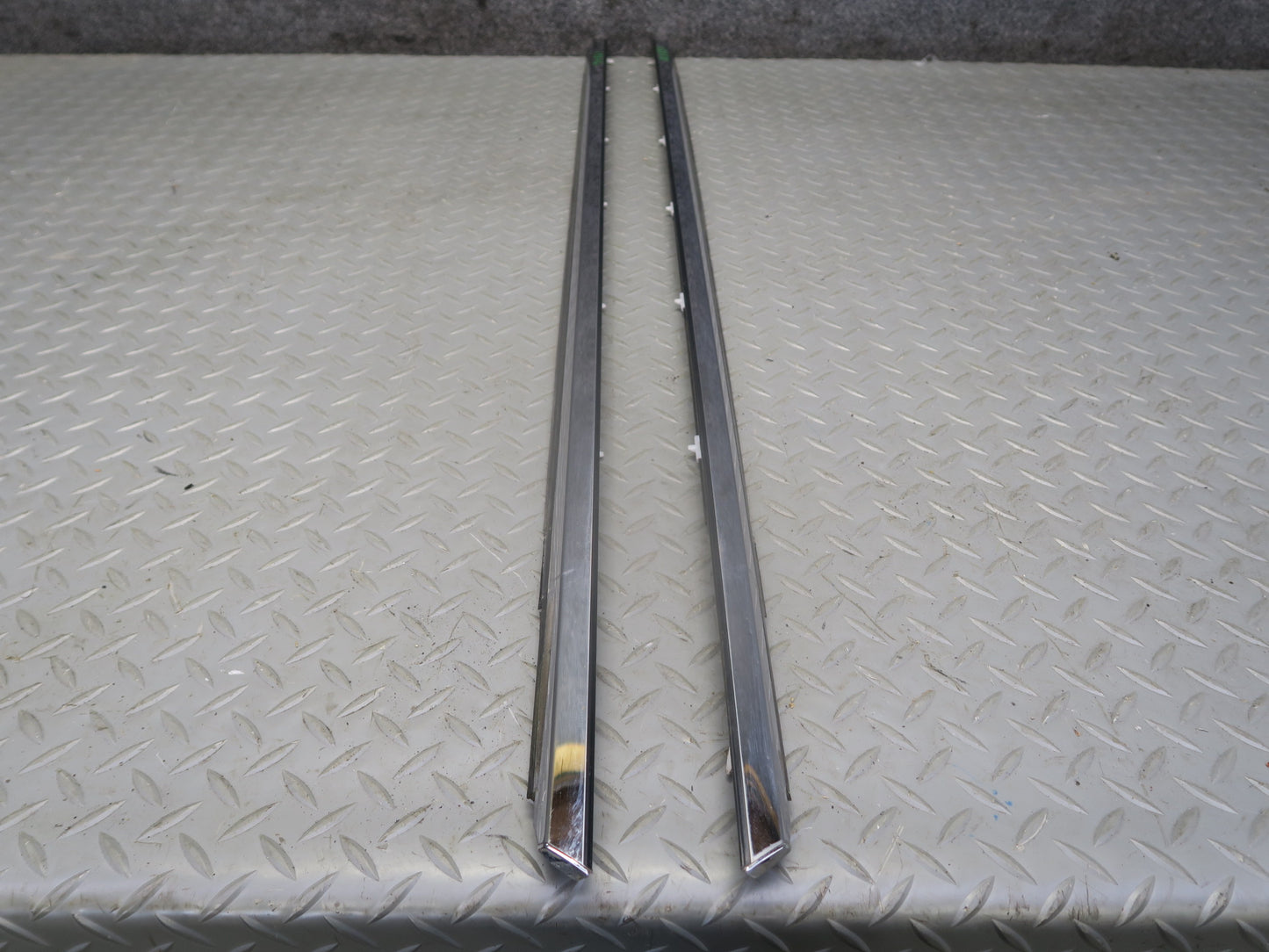 01-06 Lexus UCF30L LS430 Front Right & Left Door Weatherstrip Molding OEM
