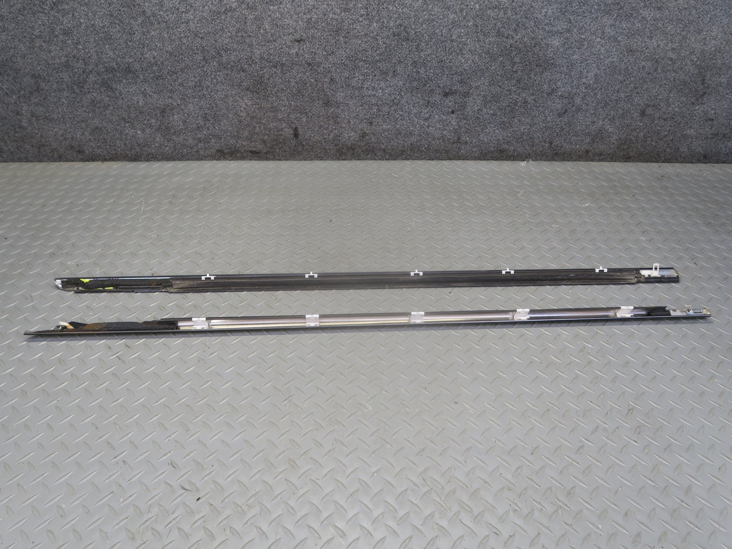 01-06 Lexus UCF30L LS430 Front Right & Left Door Weatherstrip Molding OEM