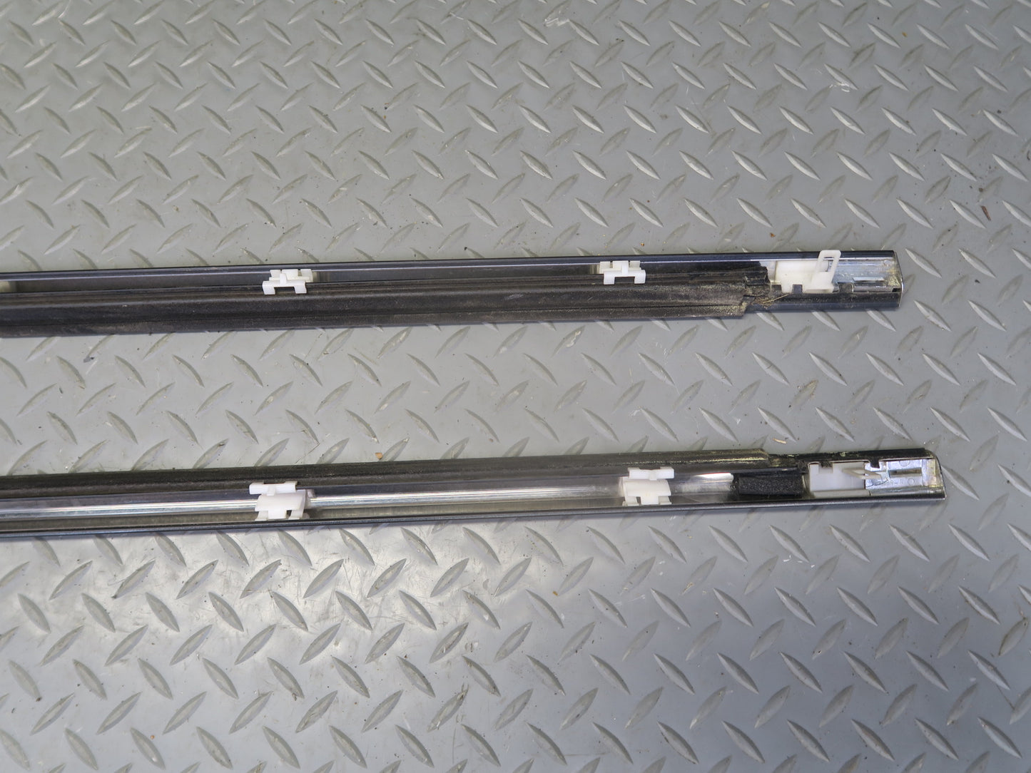 01-06 Lexus UCF30L LS430 Front Right & Left Door Weatherstrip Molding OEM