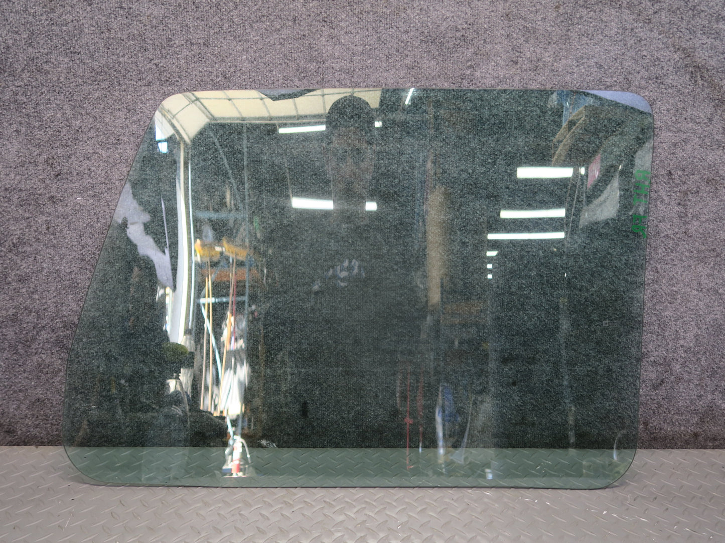 2003-2009 Hummer H2 Front Right Passenger Side Door Glass Window
