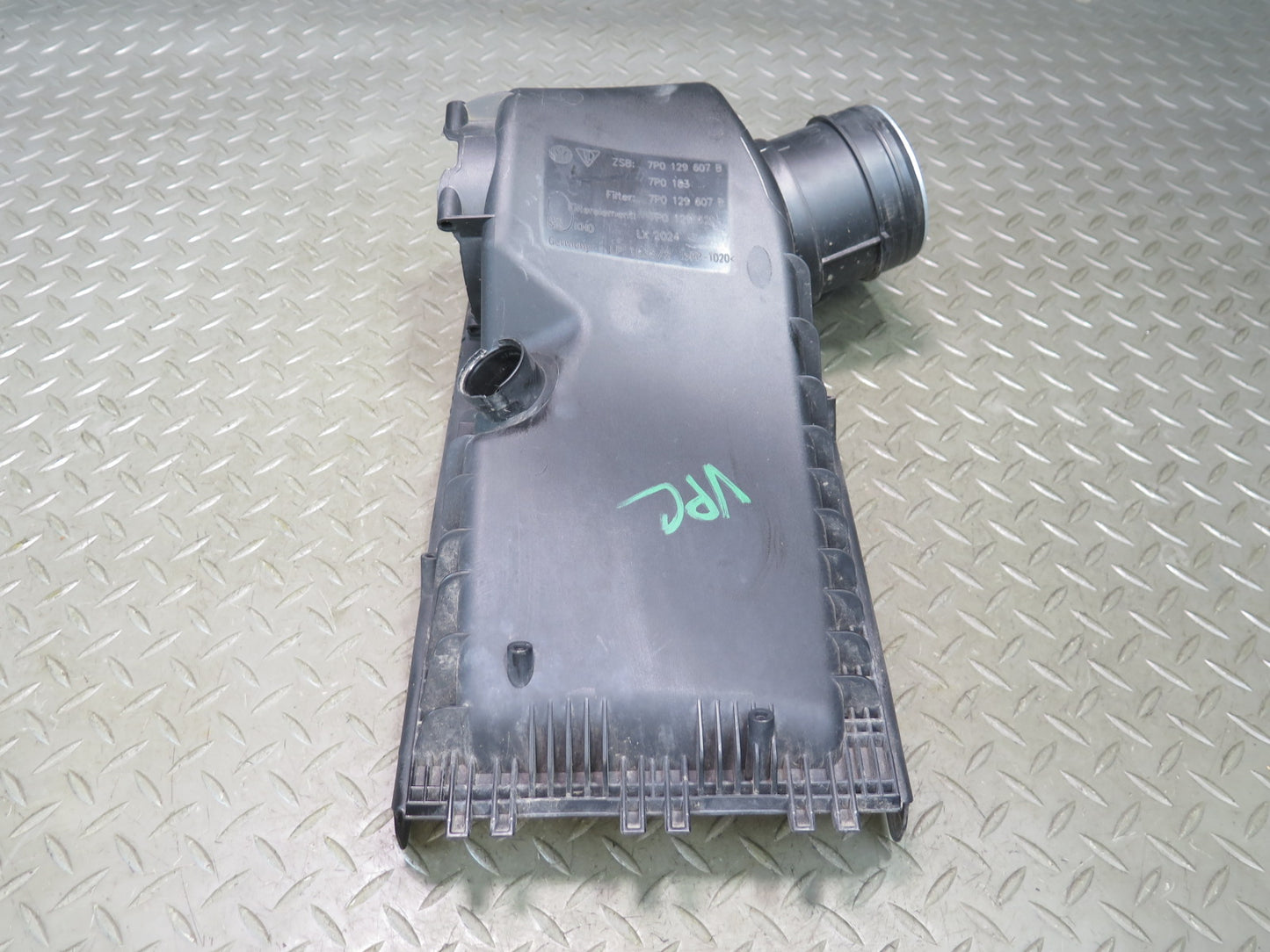 2015-2018 Porsche Cayenne 958.2 E-hybrid 3.0L Air Intake Cleaner Filter Box