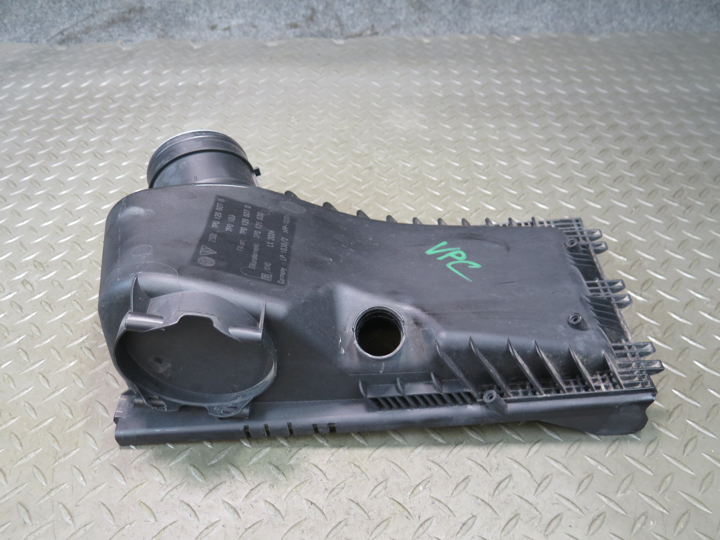 2015-2018 Porsche Cayenne 958.2 E-hybrid 3.0L Air Intake Cleaner Filter Box