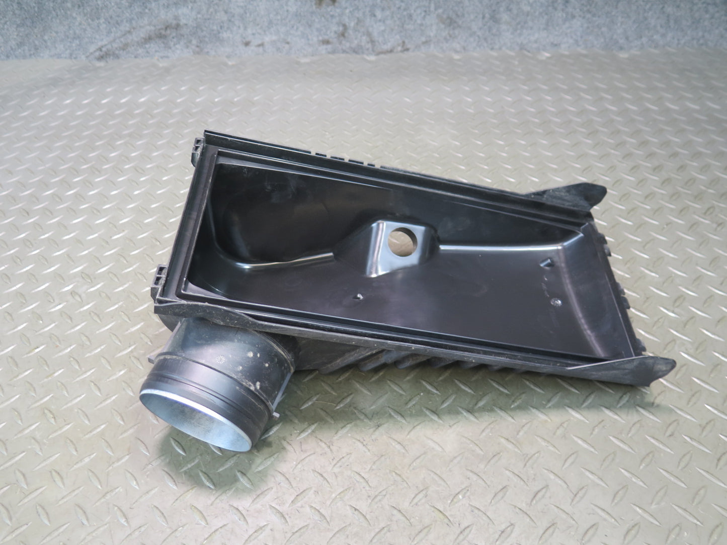 2015-2018 Porsche Cayenne 958.2 E-hybrid 3.0L Air Intake Cleaner Filter Box