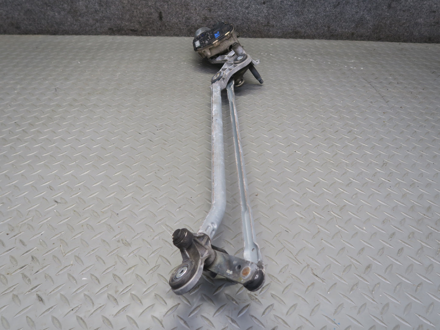 2011-2018 Porsche Cayenne 958 Windshield Wiper Transmission Linkage w Motor