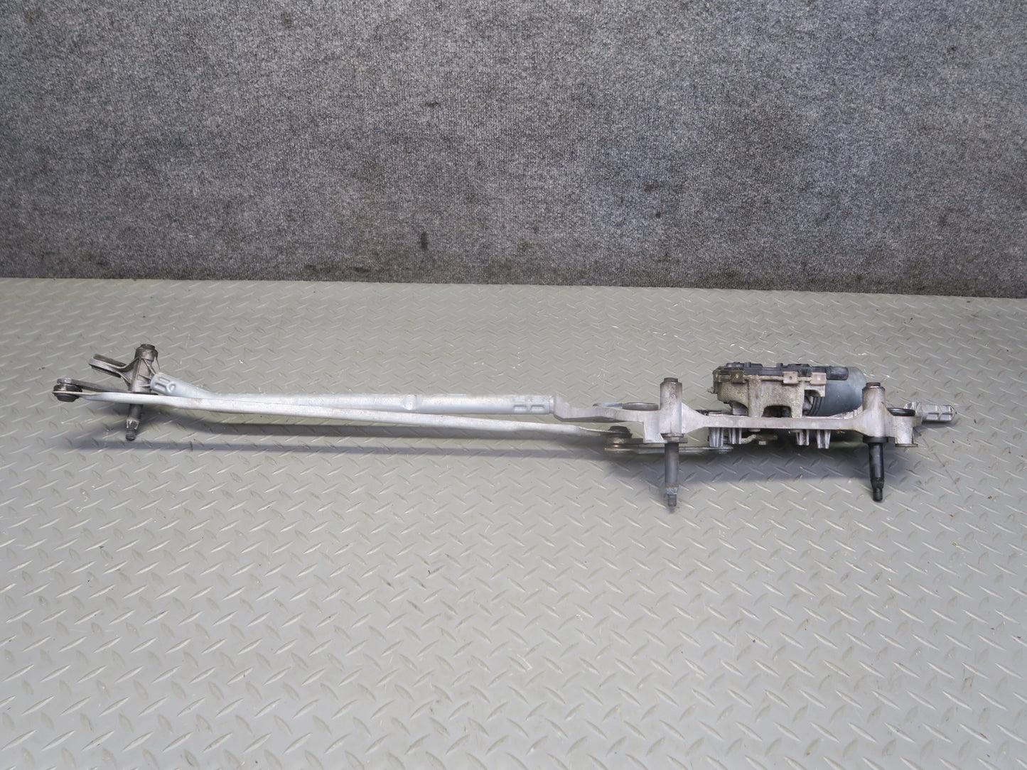 2011-2018 Porsche Cayenne 958 Windshield Wiper Transmission Linkage w Motor