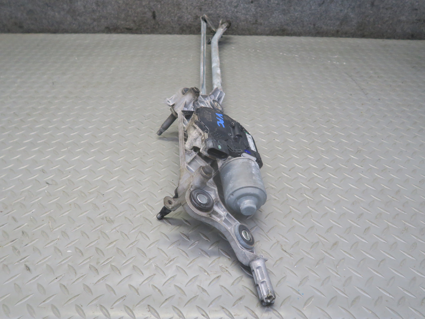 2011-2018 Porsche Cayenne 958 Windshield Wiper Transmission Linkage w Motor