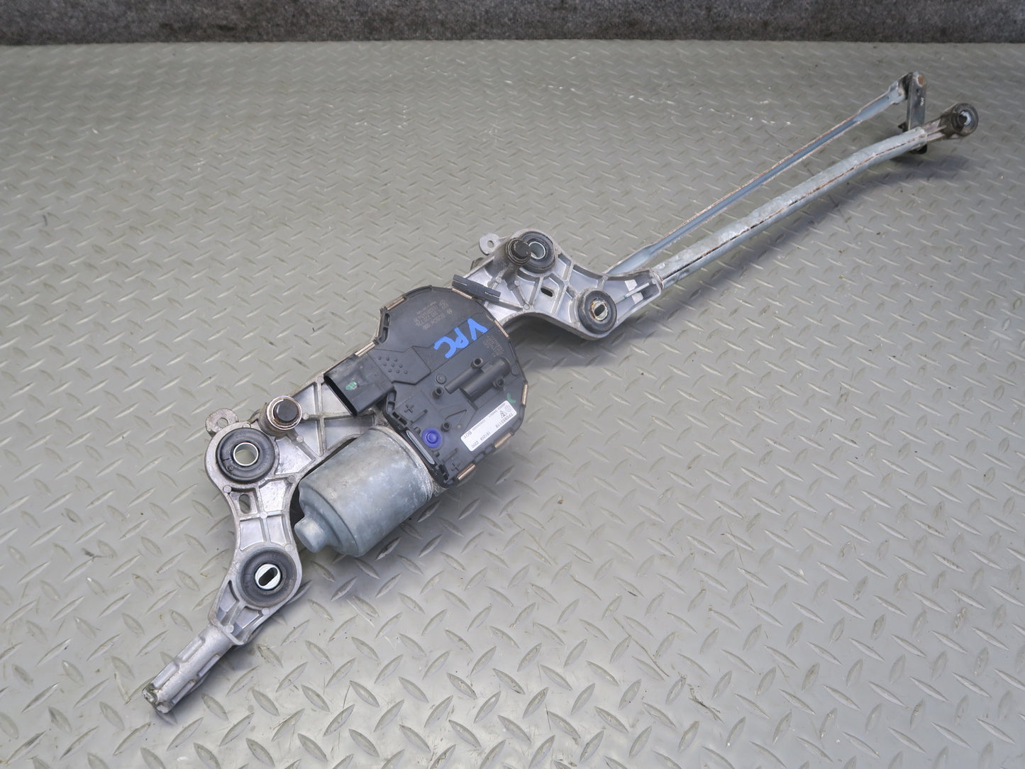 2011-2018 Porsche Cayenne 958 Windshield Wiper Transmission Linkage w Motor
