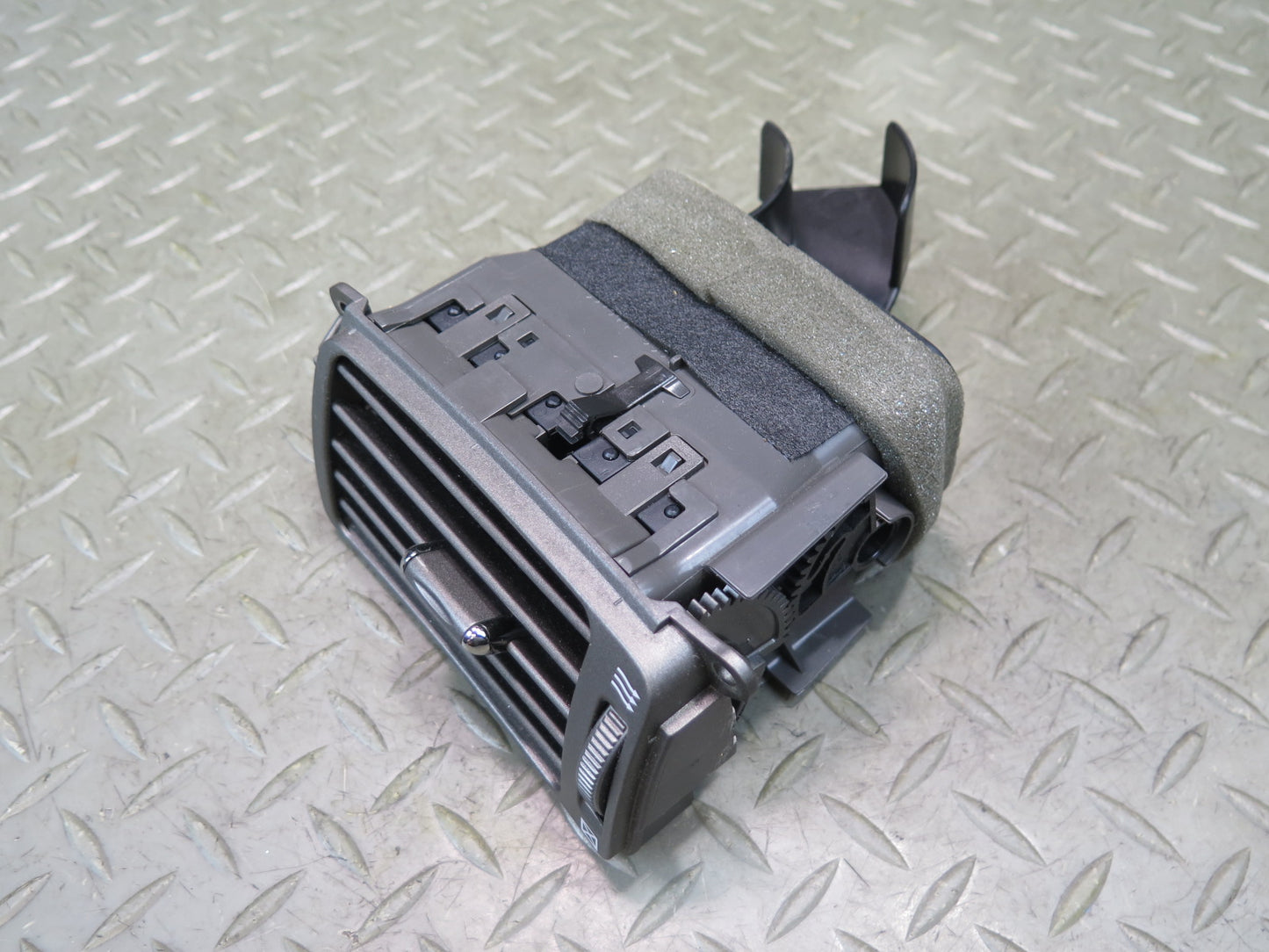 01-06 Lexus UCF30L LS430 Dash Front Right A/C Air Vent Grille 55565-50050 OEM
