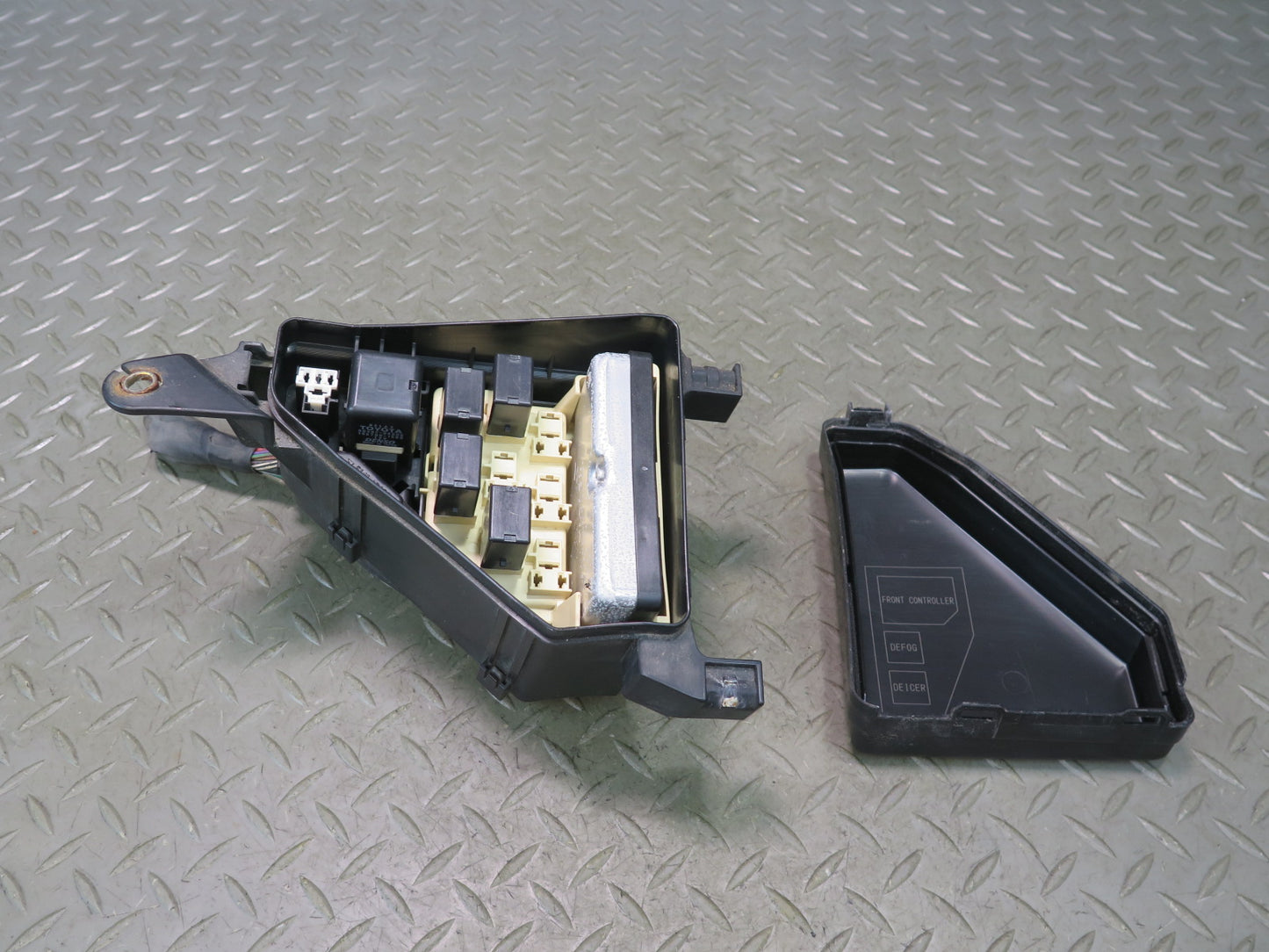 01-03 Lexus UCF30L LS430 Front Left Underhood Relay Fuse Box OEM