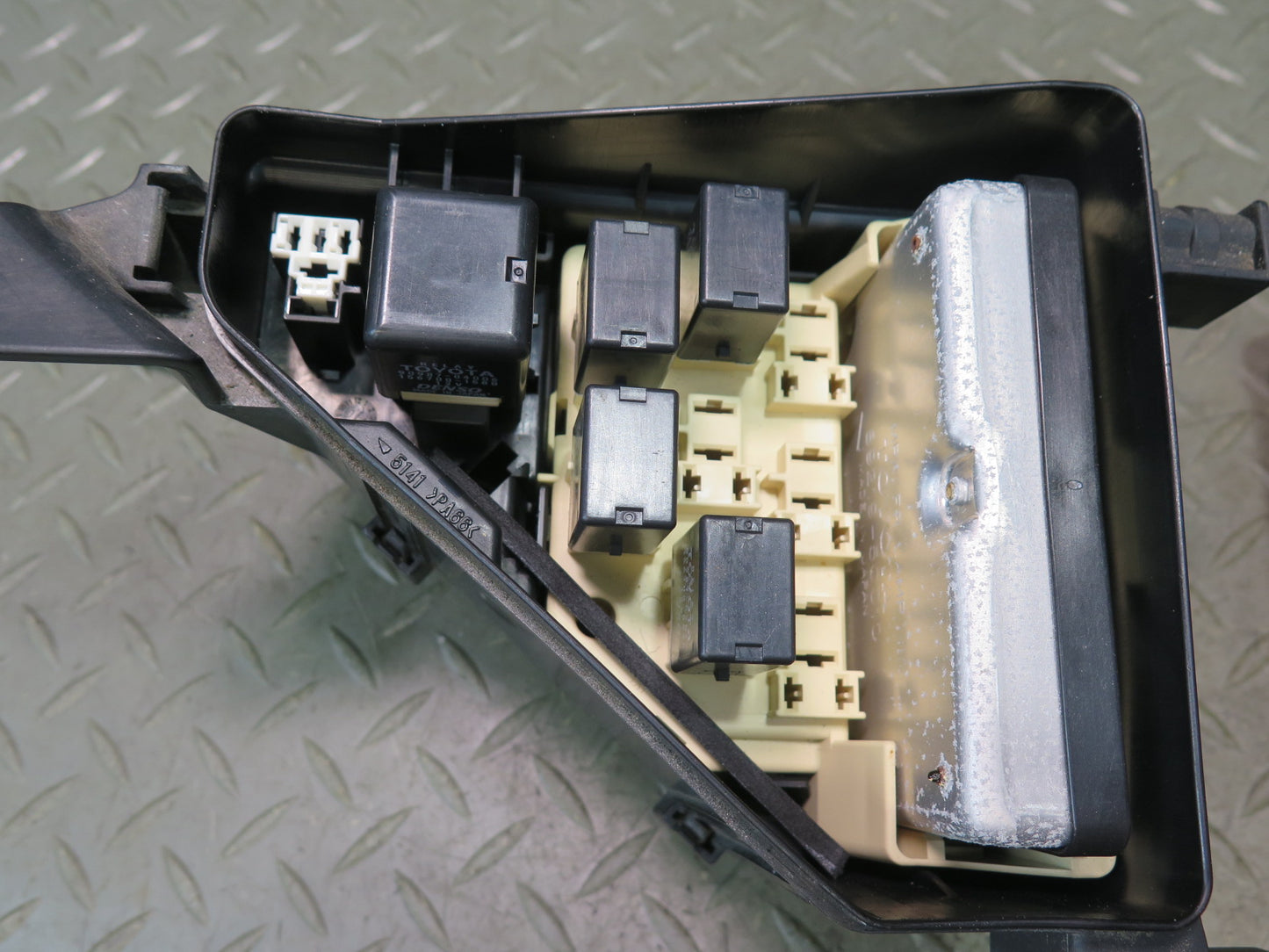 01-03 Lexus UCF30L LS430 Front Left Underhood Relay Fuse Box OEM