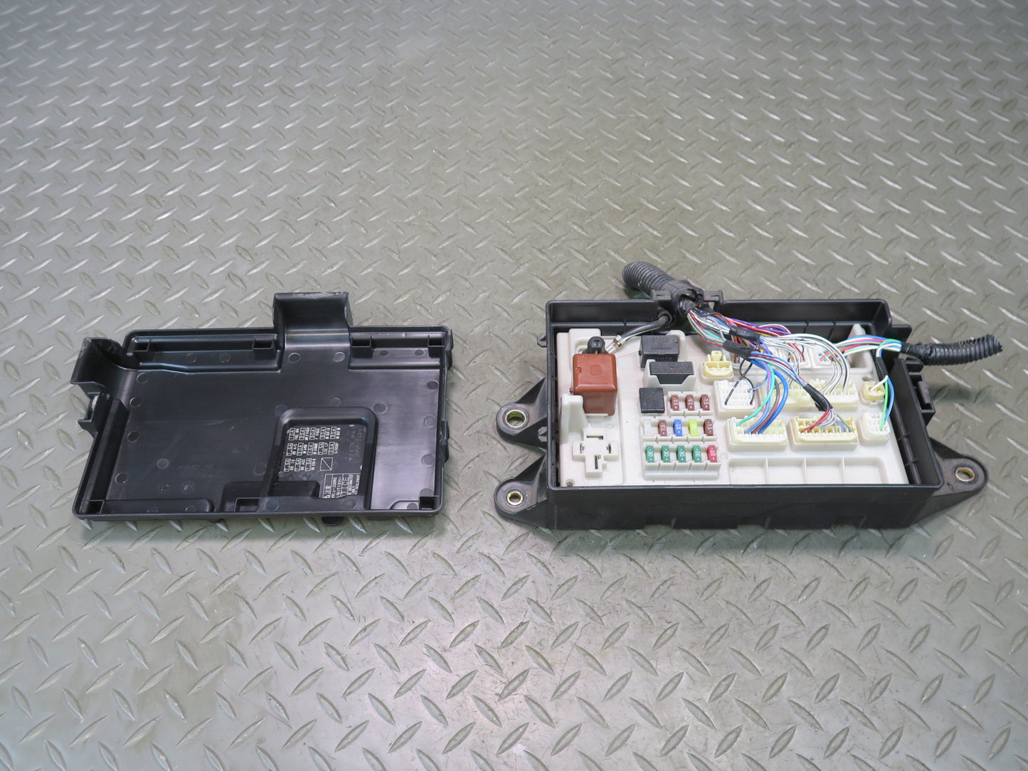01-03 Lexus LS430 UCF30L Rear Trunk Junction Fuse Relay Box 82670-50073 OEM