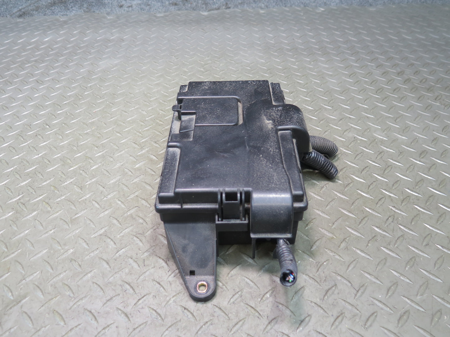 01-03 Lexus LS430 UCF30L Rear Trunk Junction Fuse Relay Box 82670-50073 OEM