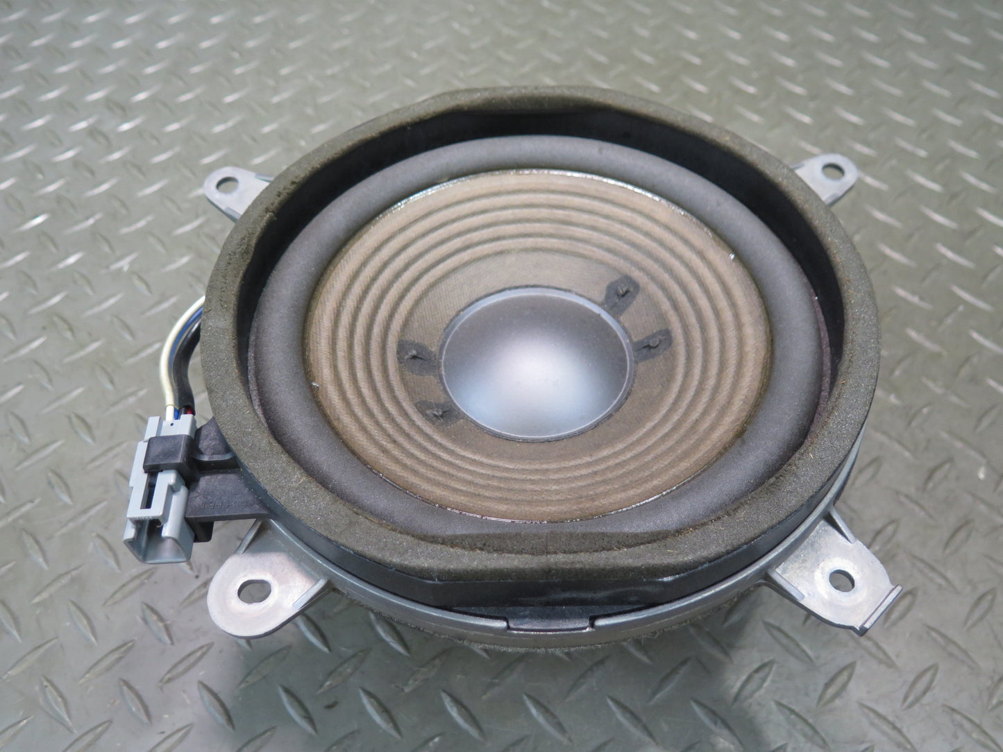 01-06 Lexus UCF30L LS430 Rear Subwoofer Speaker 86160-50190 OEM