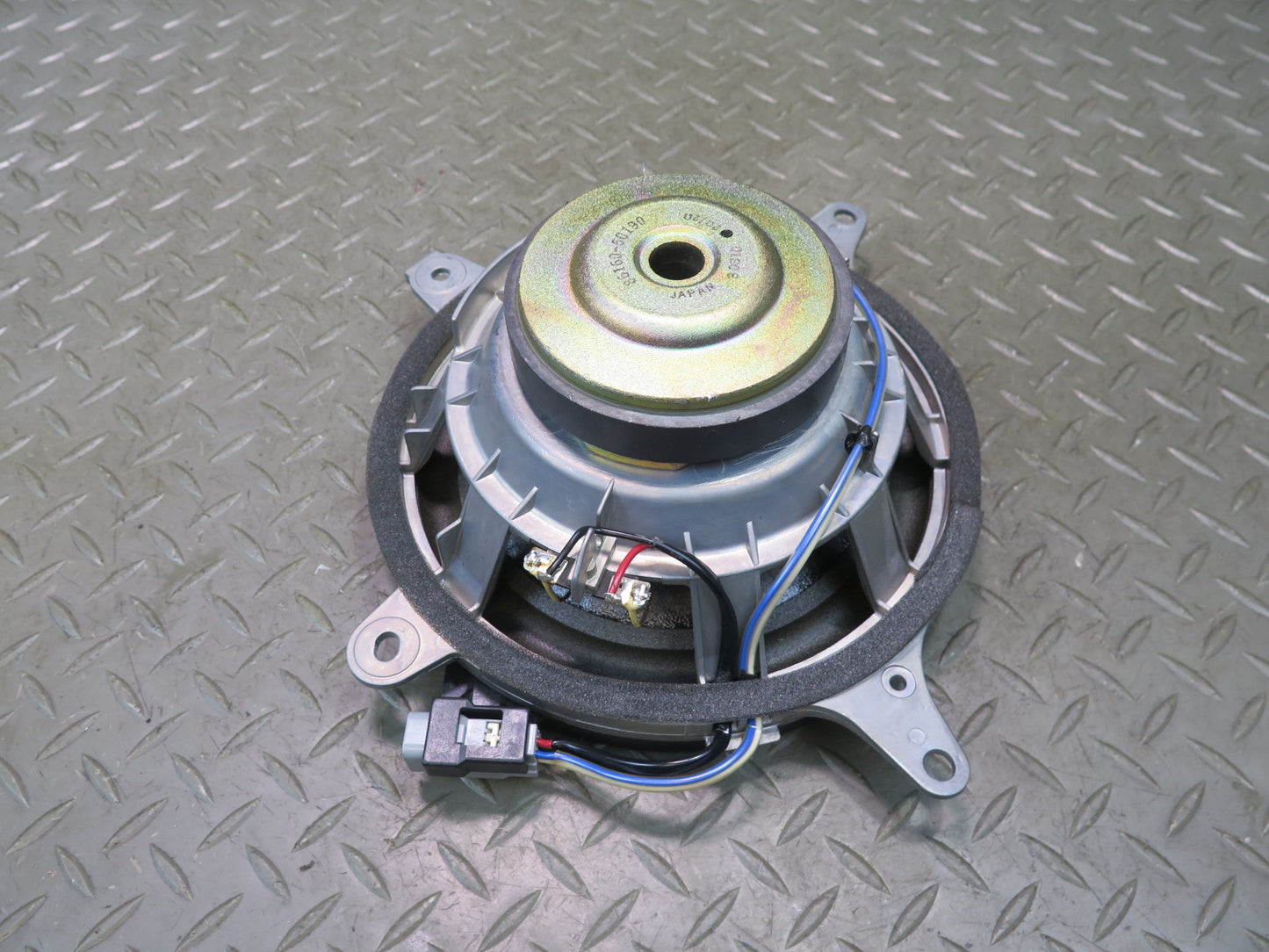 01-06 Lexus UCF30L LS430 Rear Subwoofer Speaker 86160-50190 OEM