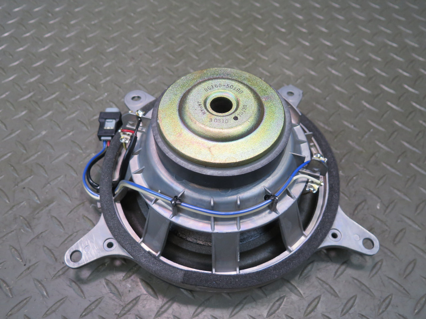01-06 Lexus UCF30L LS430 Rear Subwoofer Speaker 86160-50190 OEM