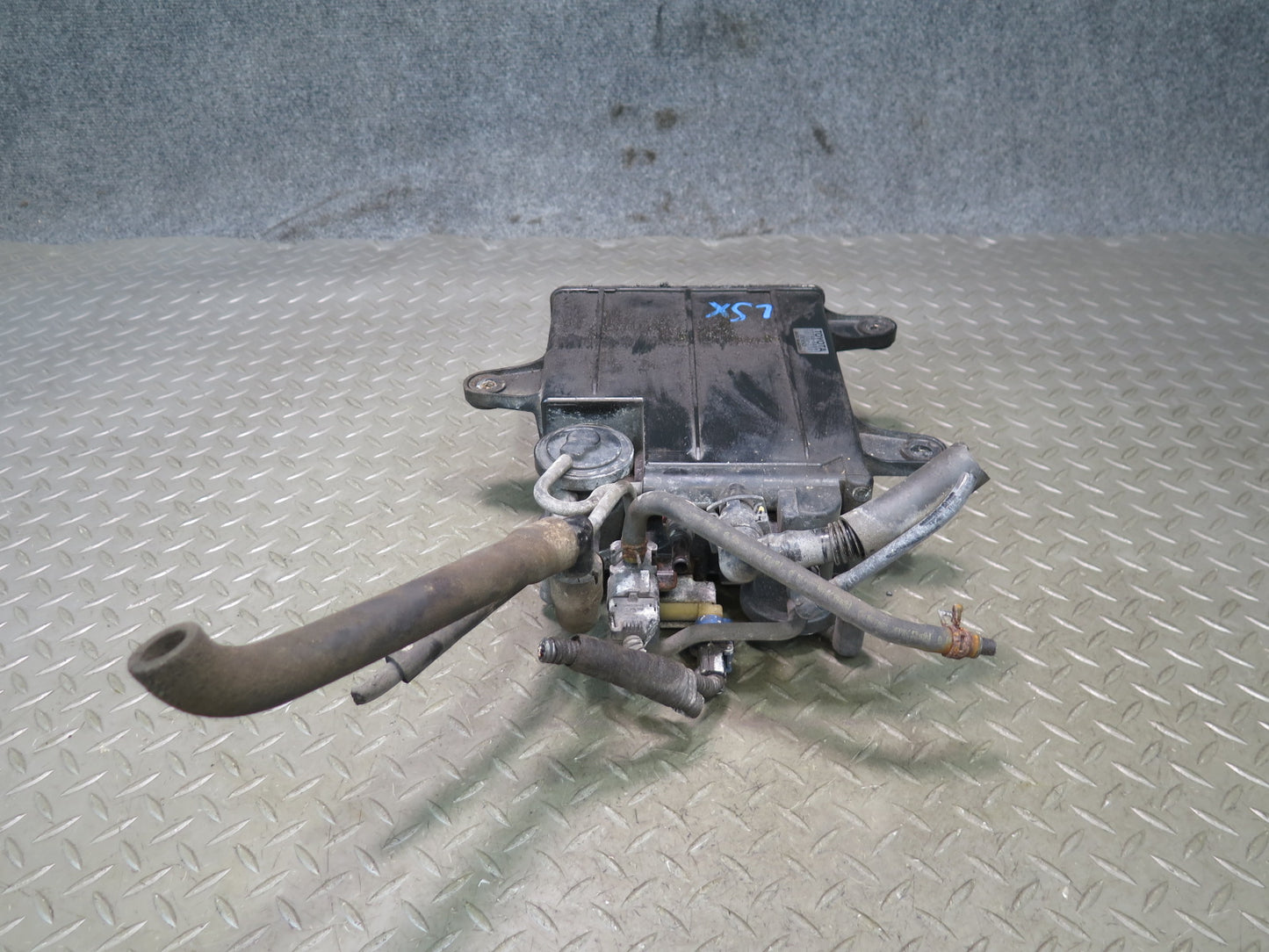 01-06 Lexus UCF30L LS430 Fuel Evap Vapor Charcoal Canister 77740-50091 OEM