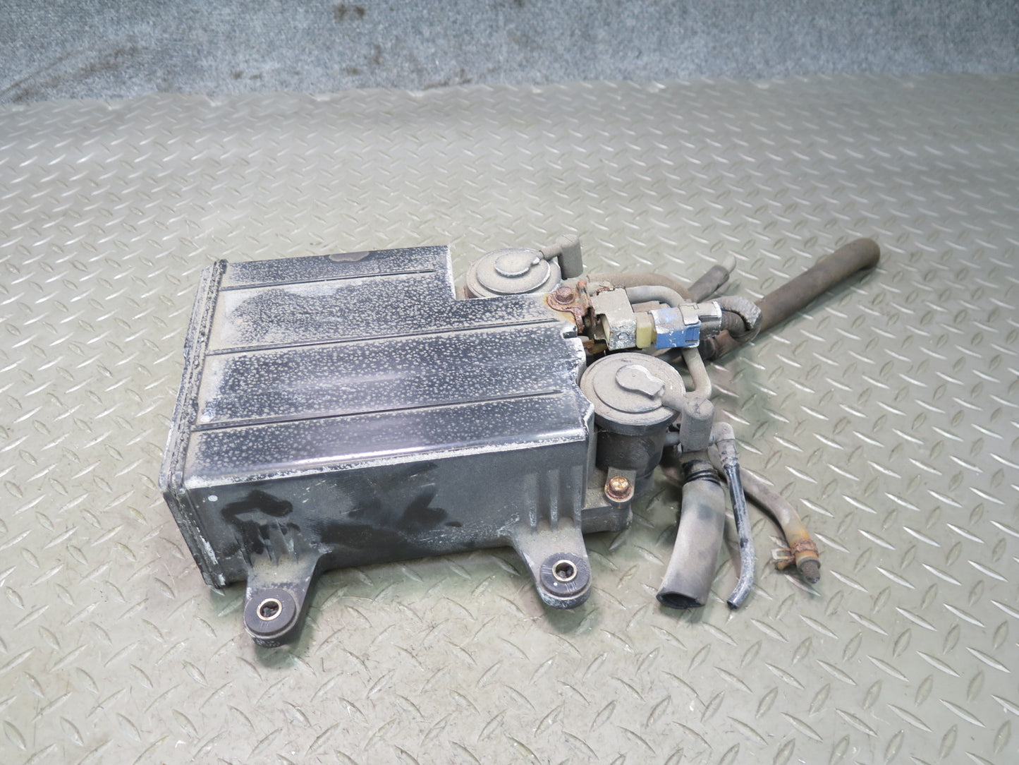 01-06 Lexus UCF30L LS430 Fuel Evap Vapor Charcoal Canister 77740-50091 OEM