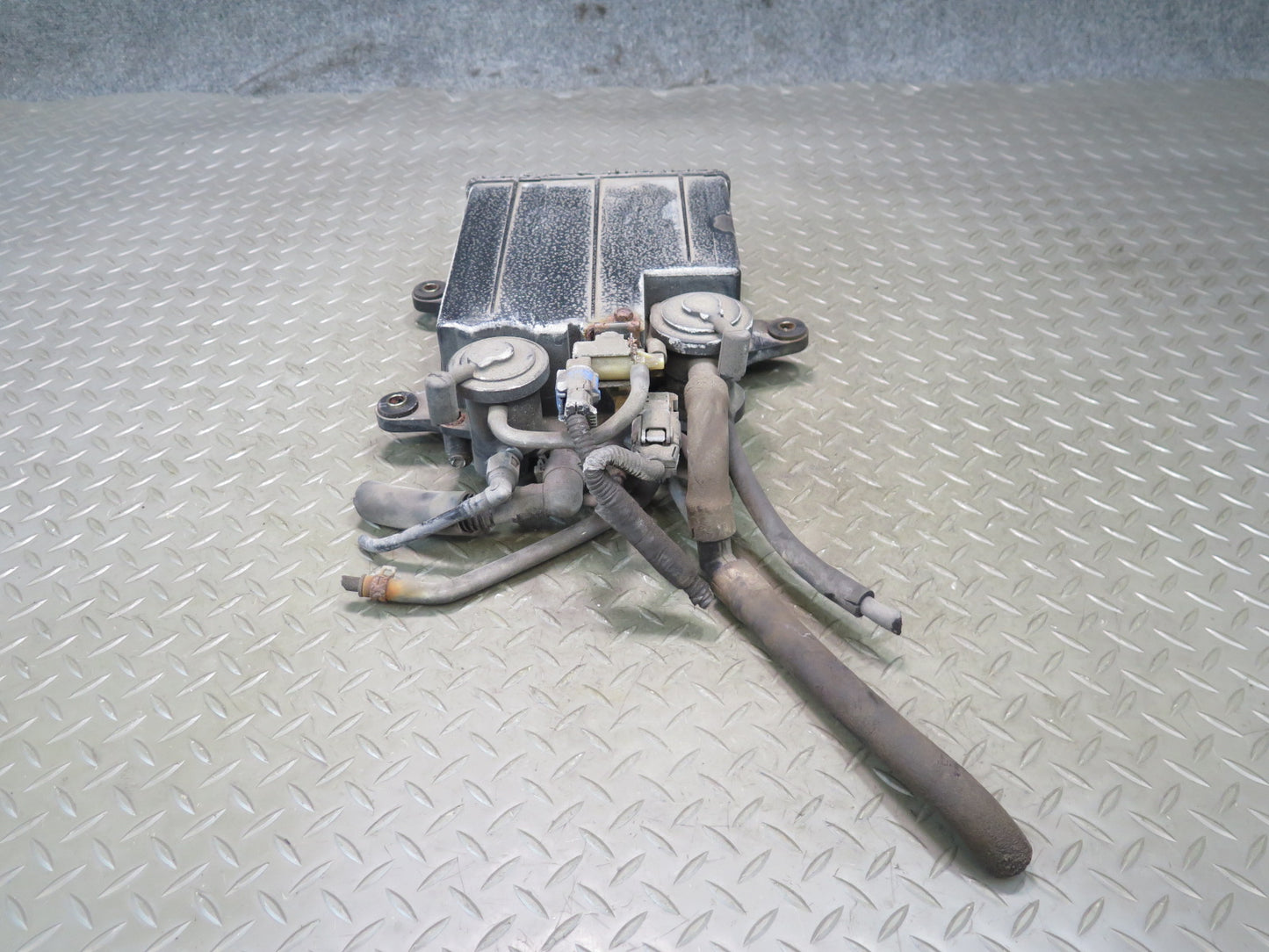 01-06 Lexus UCF30L LS430 Fuel Evap Vapor Charcoal Canister 77740-50091 OEM