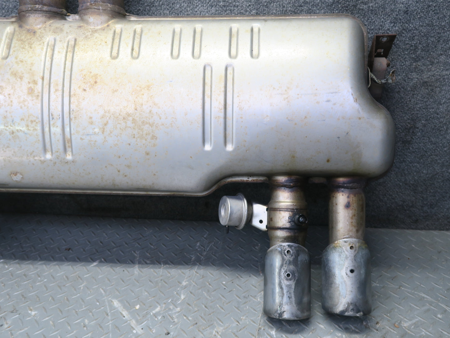 2010-2014 BMW E71 X5M X6M Rear Exhaust Muffler w Tips 7590335