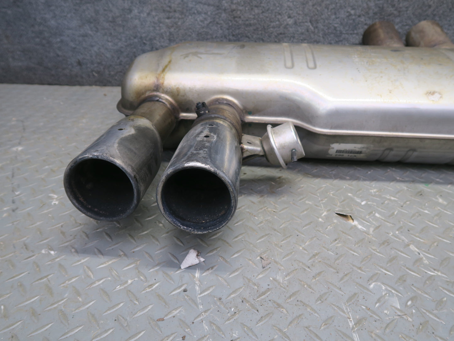 2010-2014 BMW E71 X5M X6M Rear Exhaust Muffler w Tips 7590335