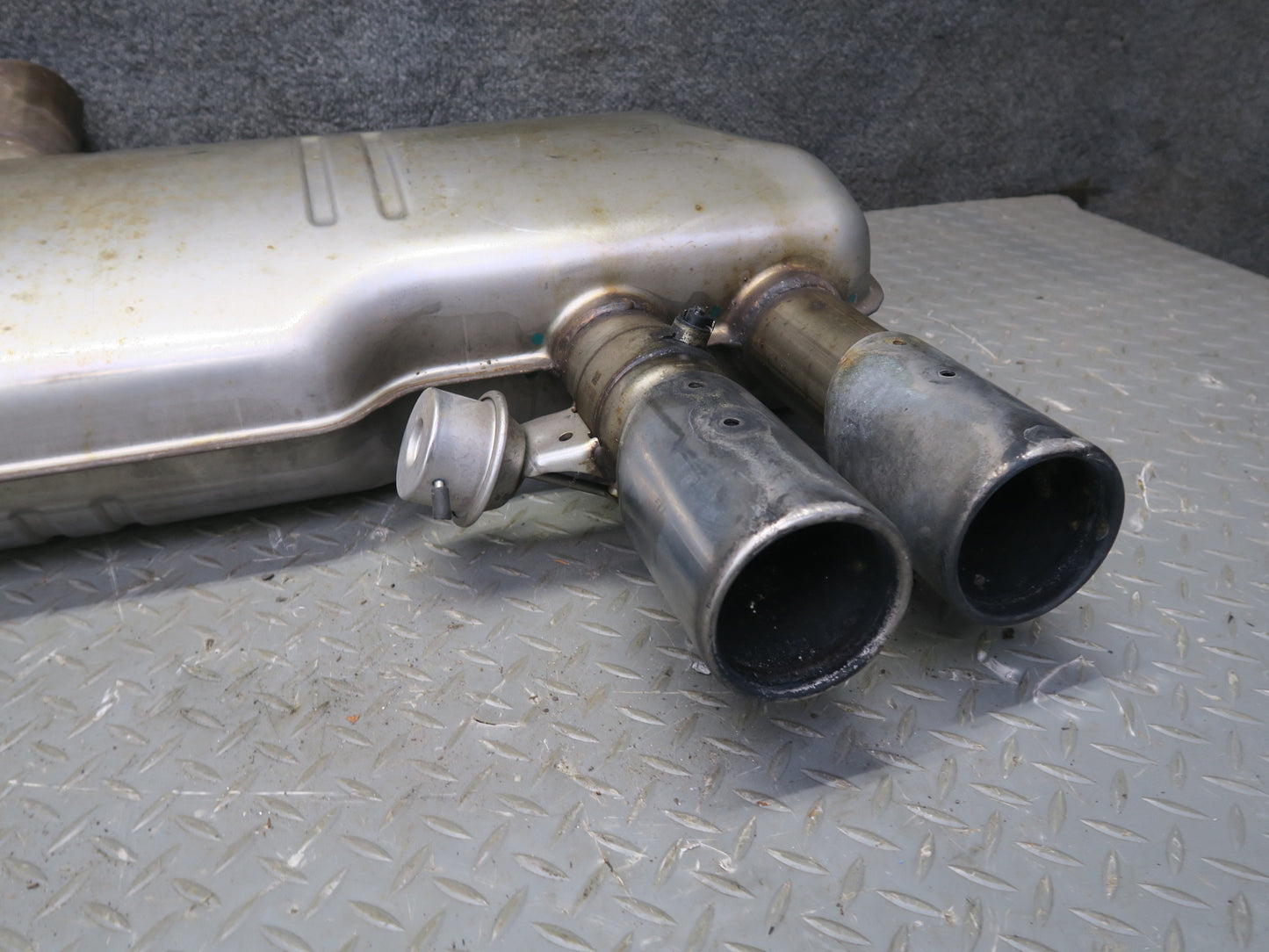 2010-2014 BMW E71 X5M X6M Rear Exhaust Muffler w Tips 7590335