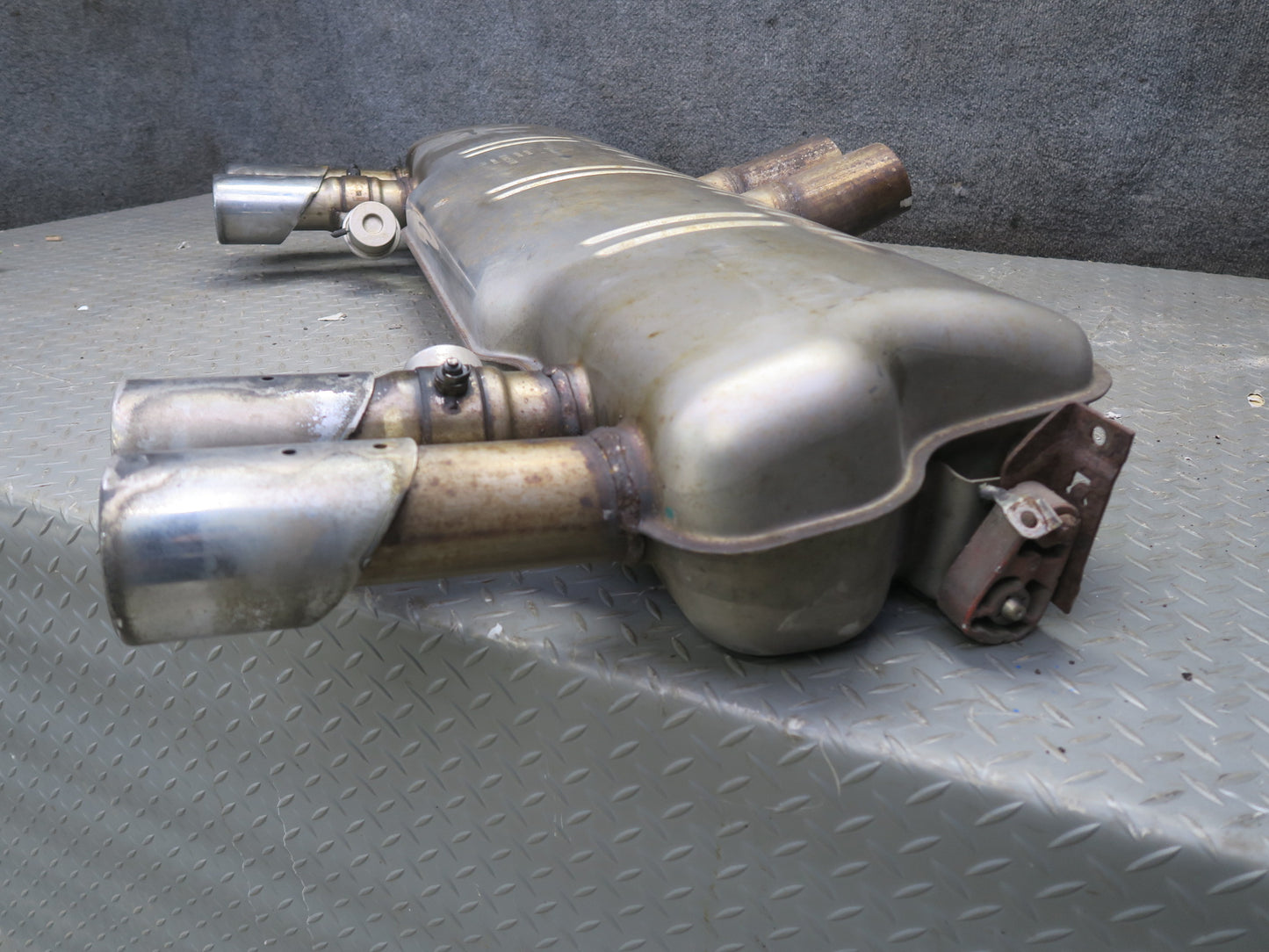 2010-2014 BMW E71 X5M X6M Rear Exhaust Muffler w Tips 7590335