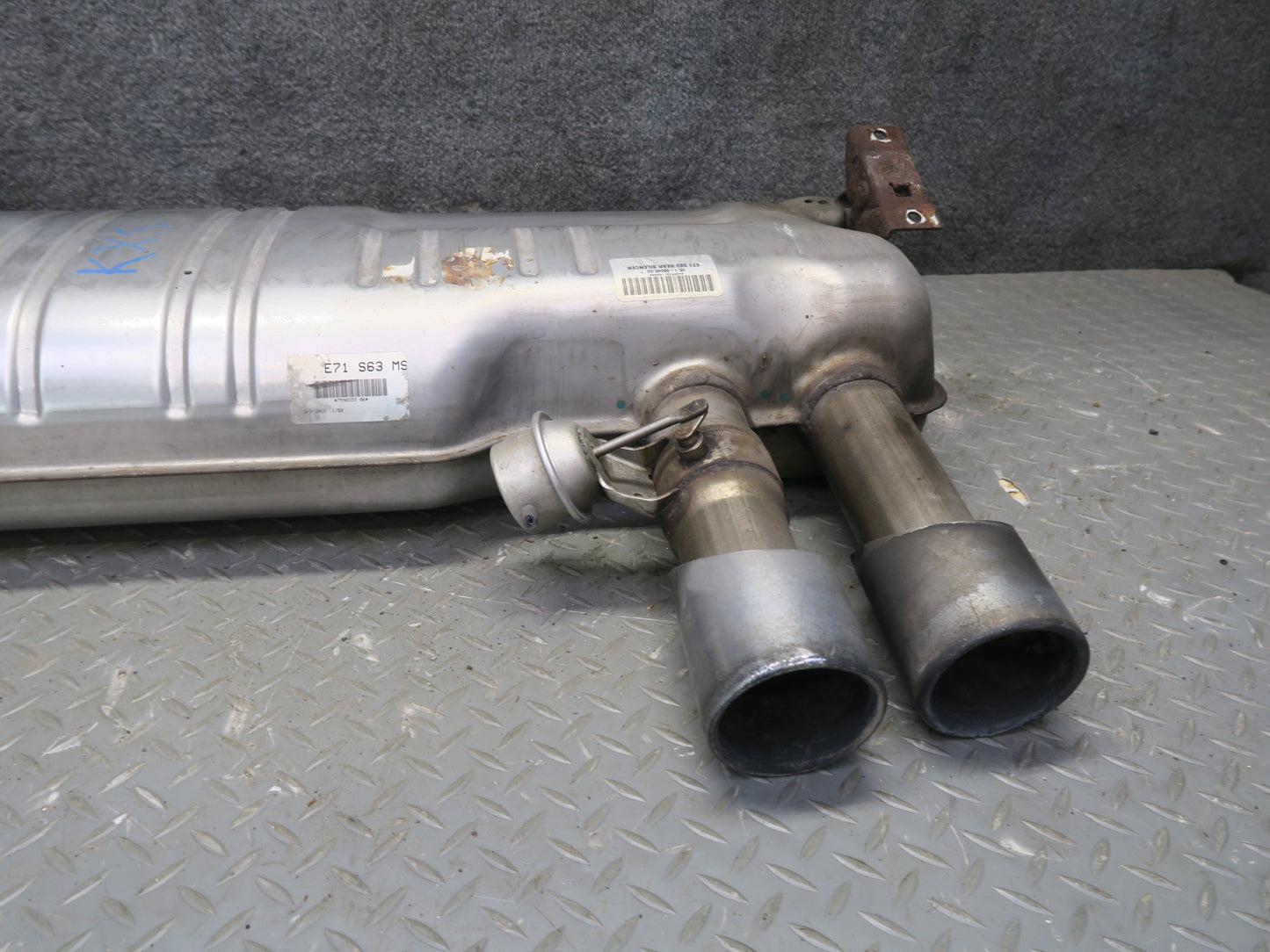 2010-2014 BMW E71 X5M X6M Rear Exhaust Muffler w Tips 7590335