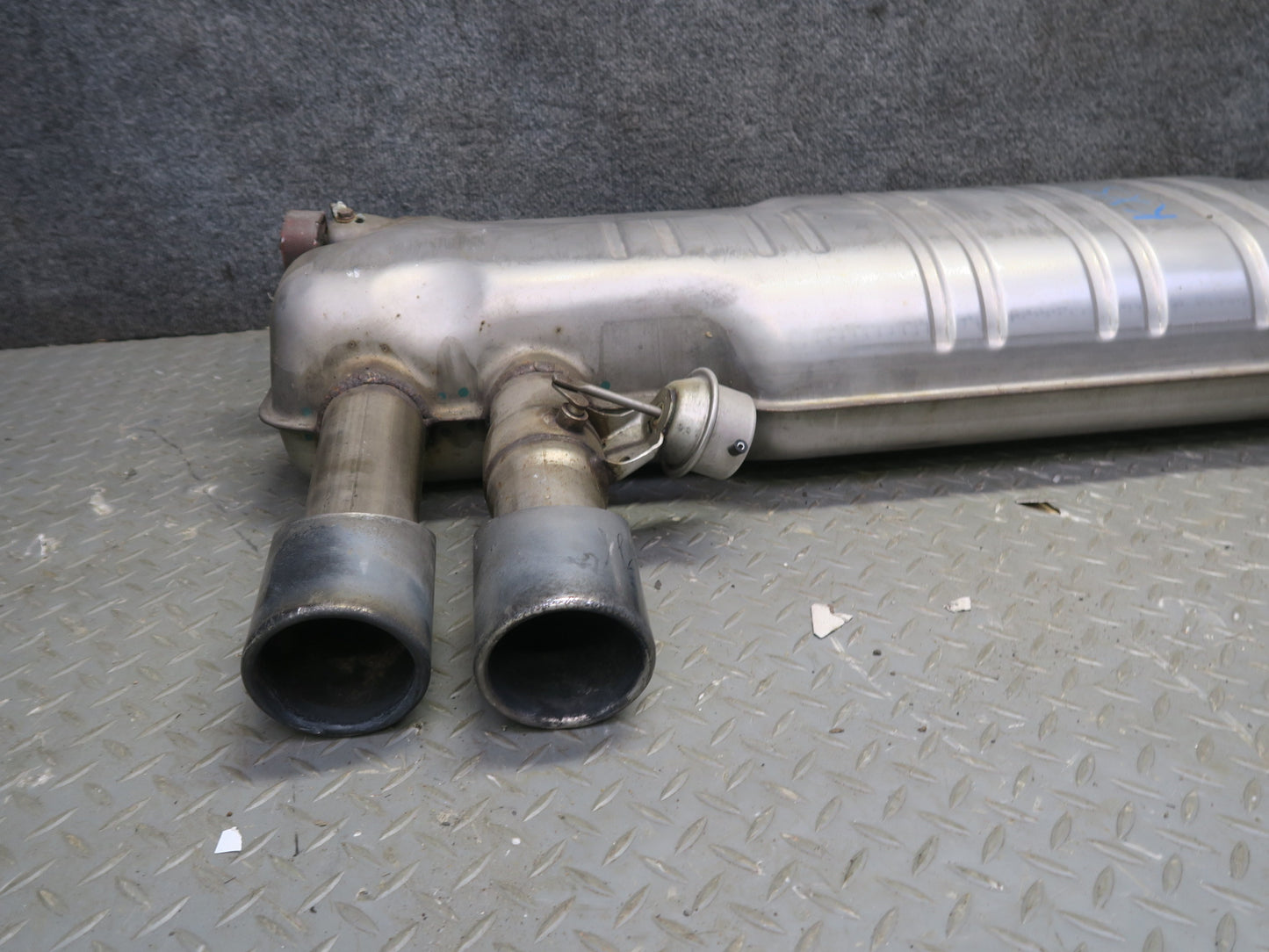 2010-2014 BMW E71 X5M X6M Rear Exhaust Muffler w Tips 7590335