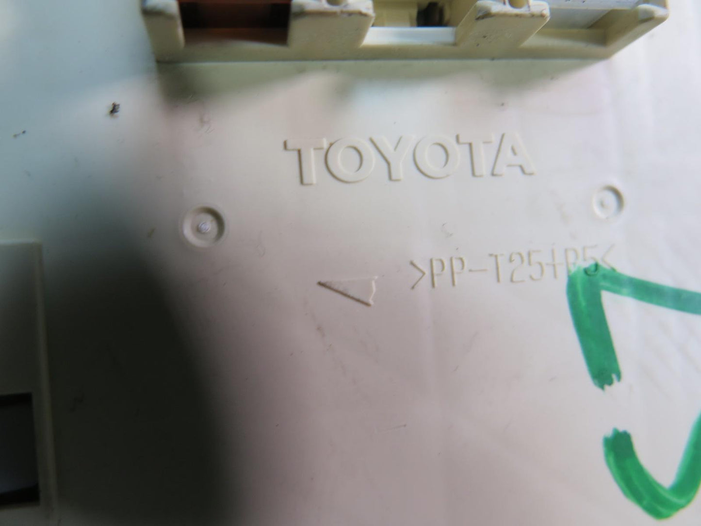 01-03 Lexus UCF30L LS430 Dash Right Fuse Relay Box Module 82730-50101 OEM