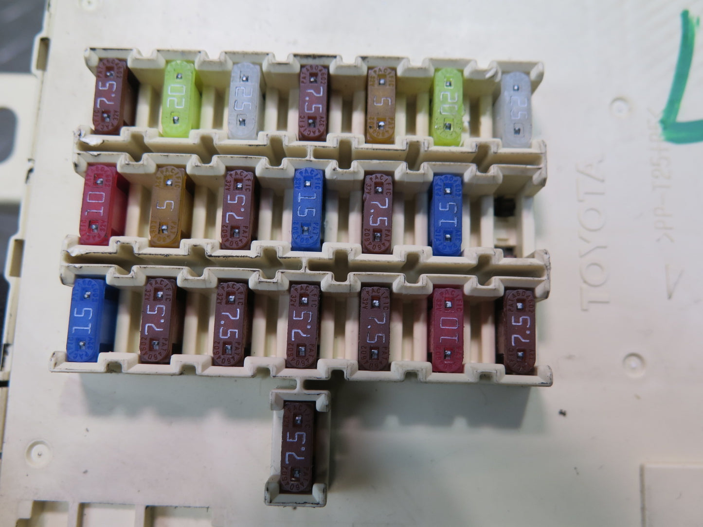 01-03 Lexus UCF30L LS430 Dash Right Fuse Relay Box Module 82730-50101 OEM
