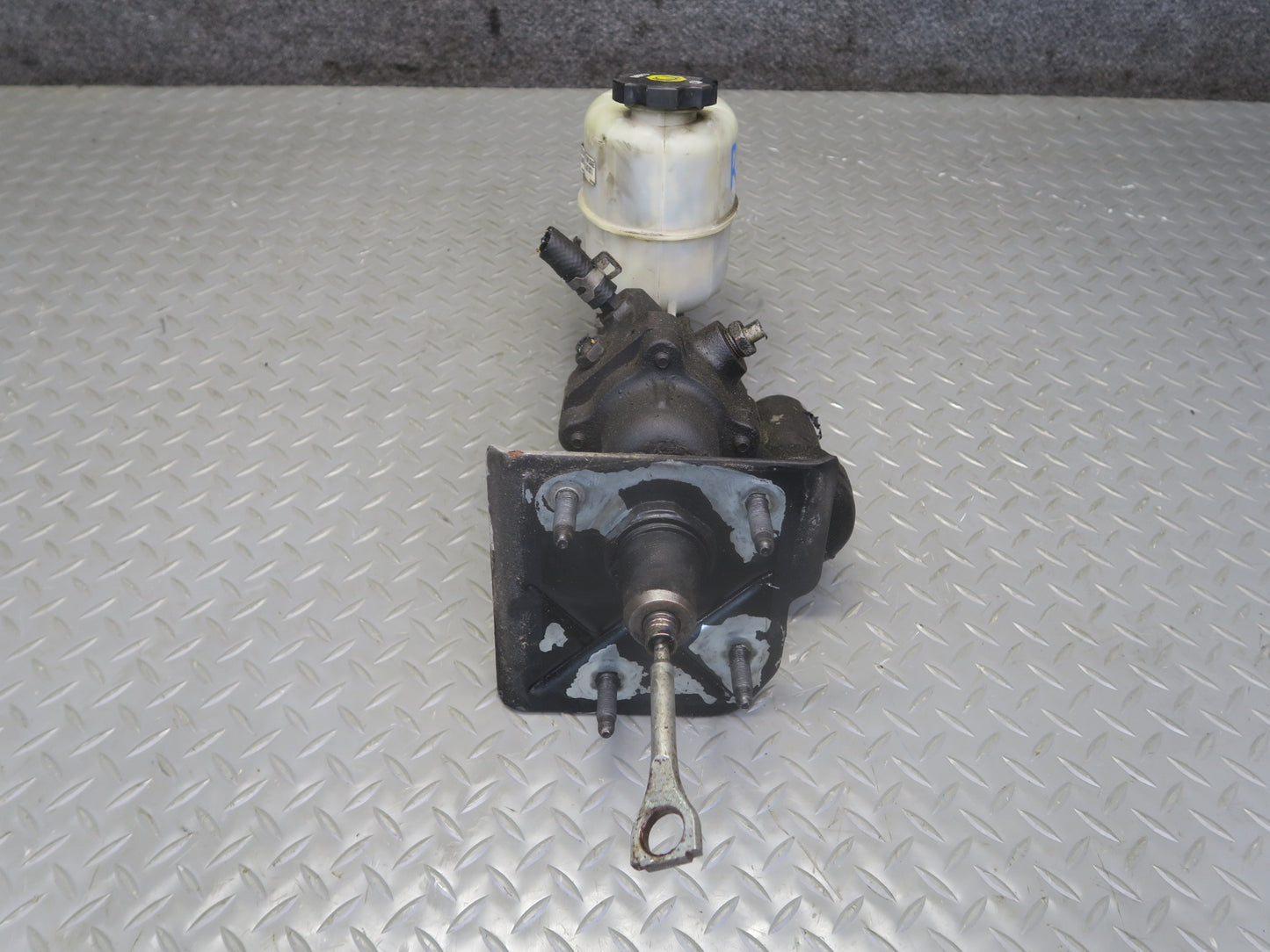 2003-2007 Hummer H2 Brake Master Cylinder Booster Fluid Reservoir Assembly