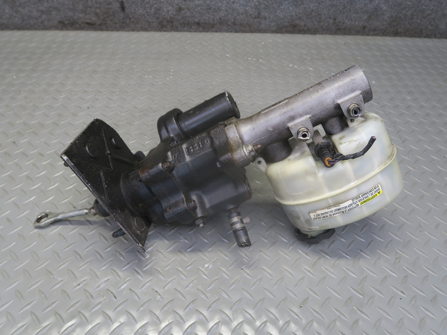 2003-2007 Hummer H2 Brake Master Cylinder Booster Fluid Reservoir Assembly