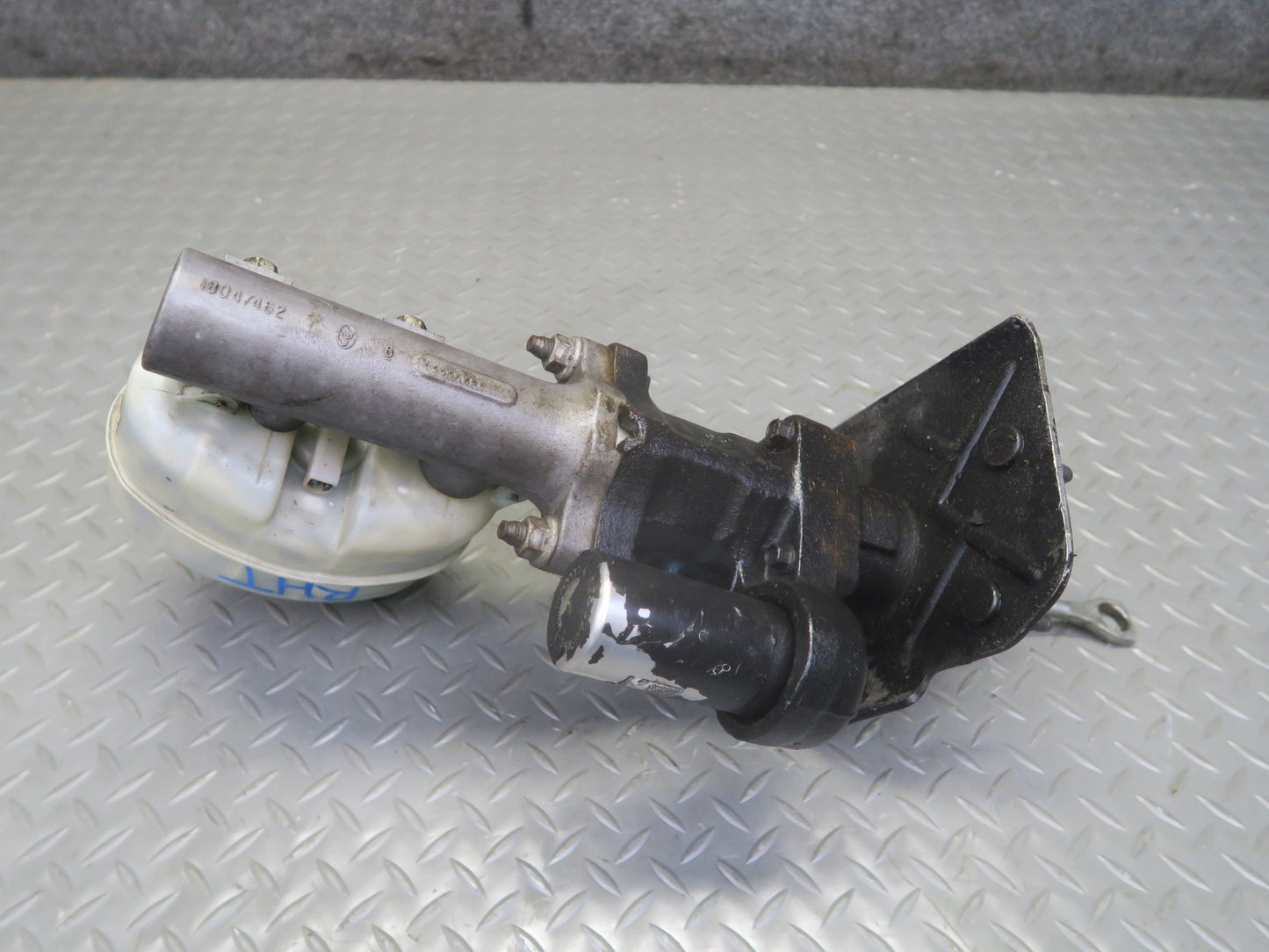 2003-2007 Hummer H2 Brake Master Cylinder Booster Fluid Reservoir Assembly