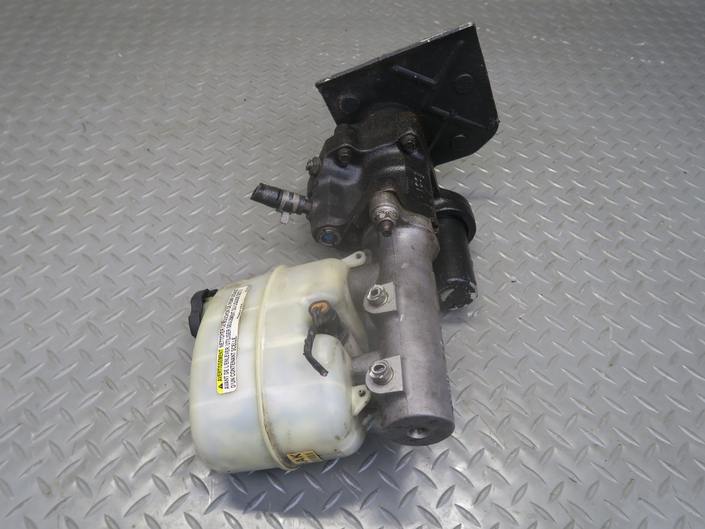 2003-2007 Hummer H2 Brake Master Cylinder Booster Fluid Reservoir Assembly