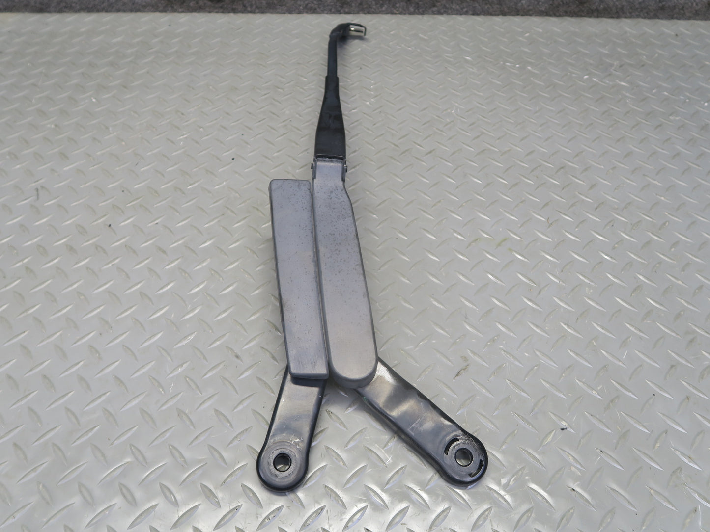 2011-2018 Porsche Cayenne 958 Front Right & Left Side Windshield Wiper Arm Set