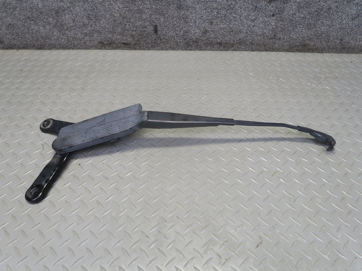 2011-2018 Porsche Cayenne 958 Front Right & Left Side Windshield Wiper Arm Set