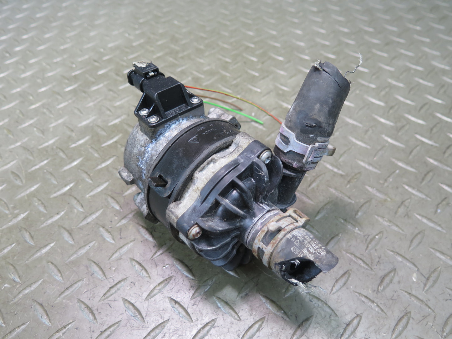2015-2018 Porsche Cayenne 958 E-hybrid Auxiliary Coolant Water Pump 8K0965567A