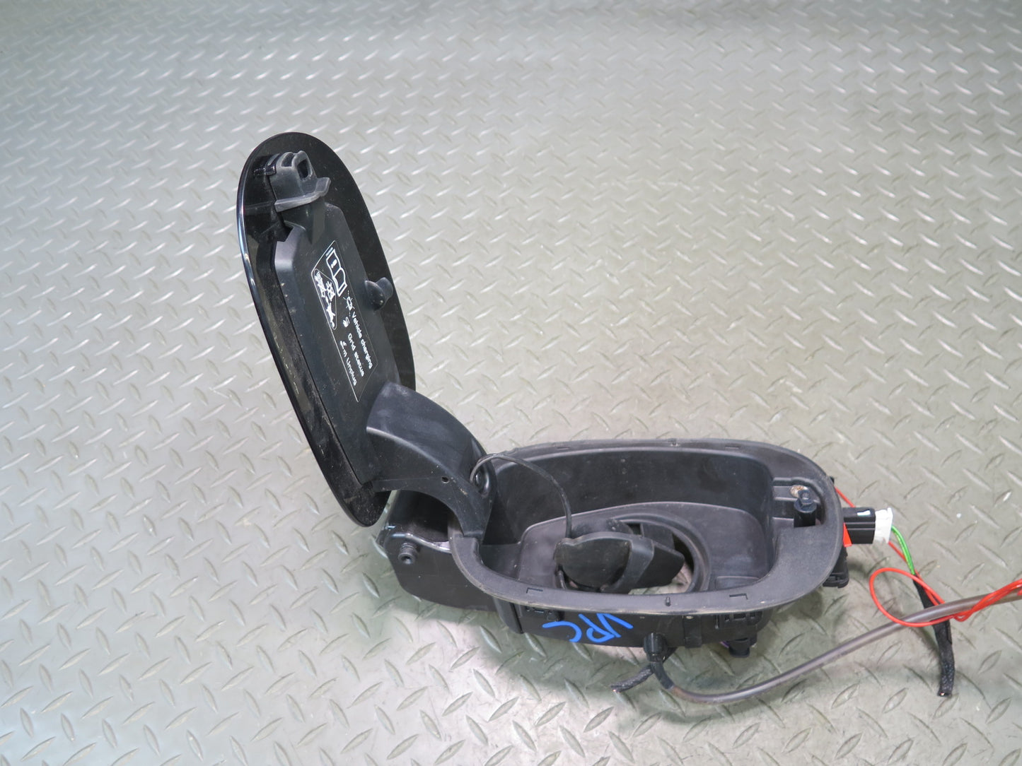 2015-2018 Porsche Cayenne 958 E-hybrid Battery Charger Door Lid w Actuator